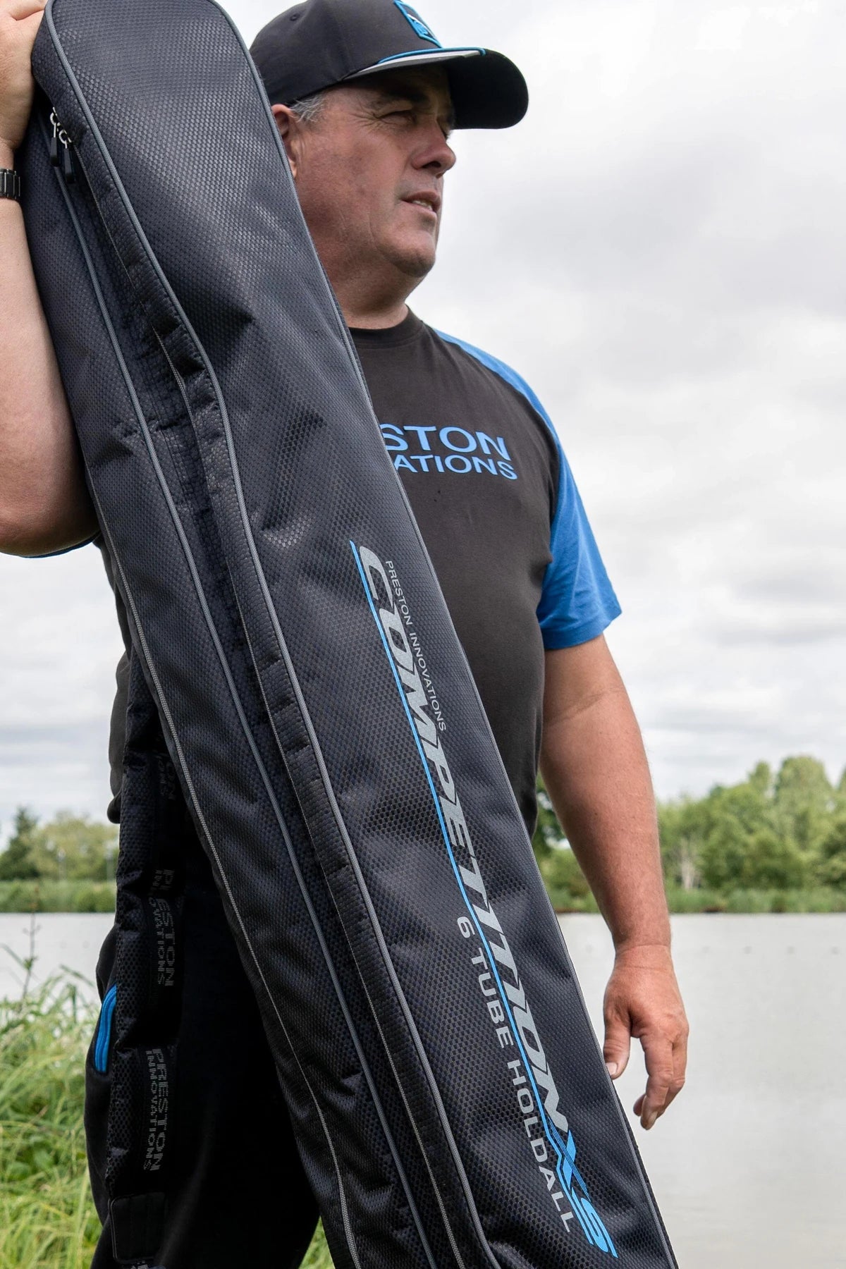 Preston Competition XS 6 Tube Holdall gedragen aan de waterkant