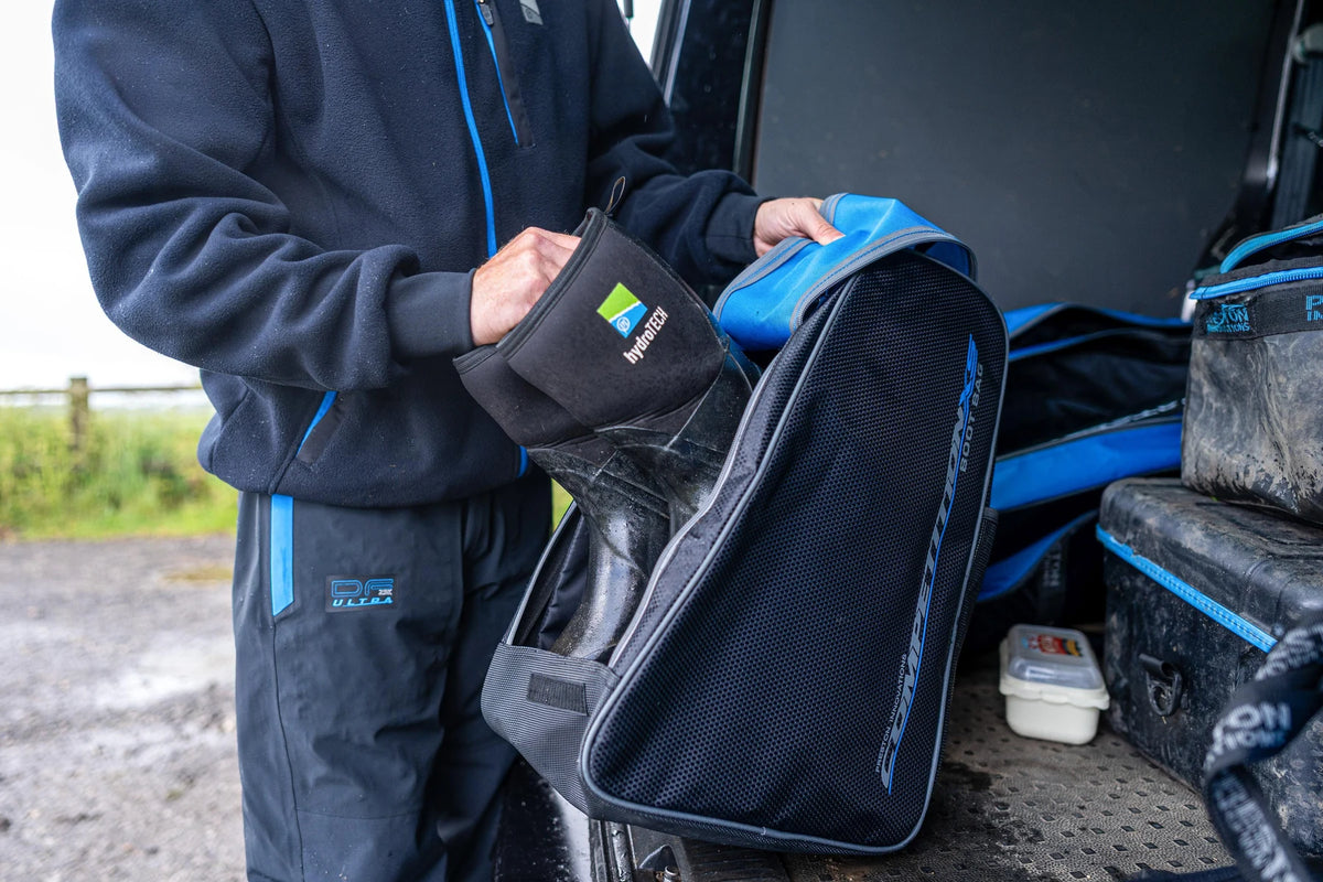 Preston Competition XS Boot Bag geopend bij de auto