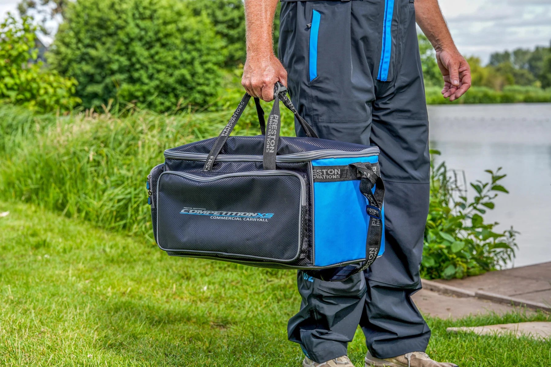 Preston Competition XS Commercial Carryall gedragen aan de waterkant