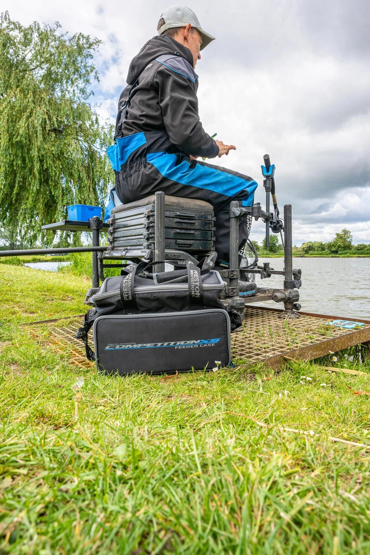 Preston Competition XS Feeder Case gebruikt naast de zitkist