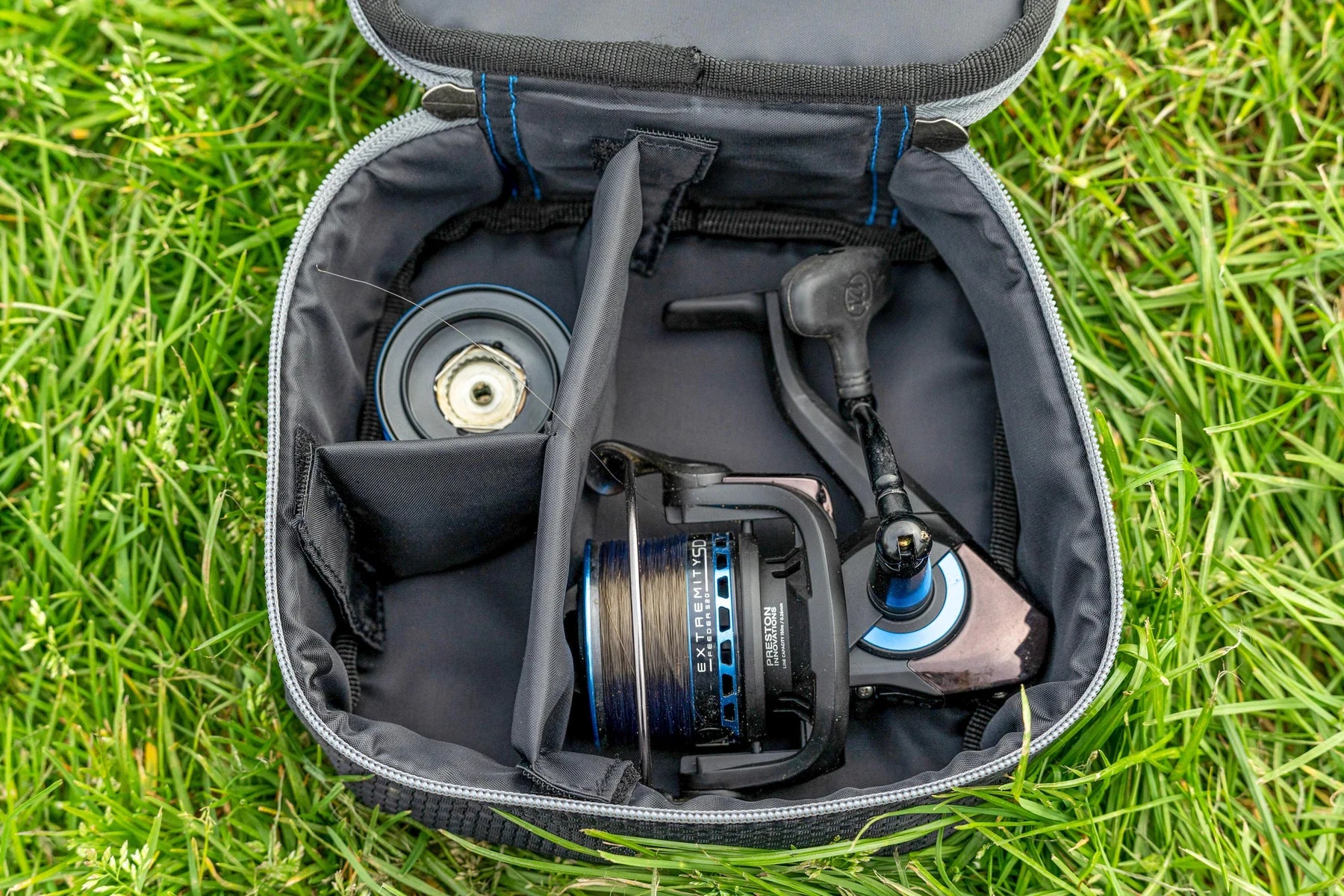 Preston Competition XS Reel Case geopend met molens en reservespoel