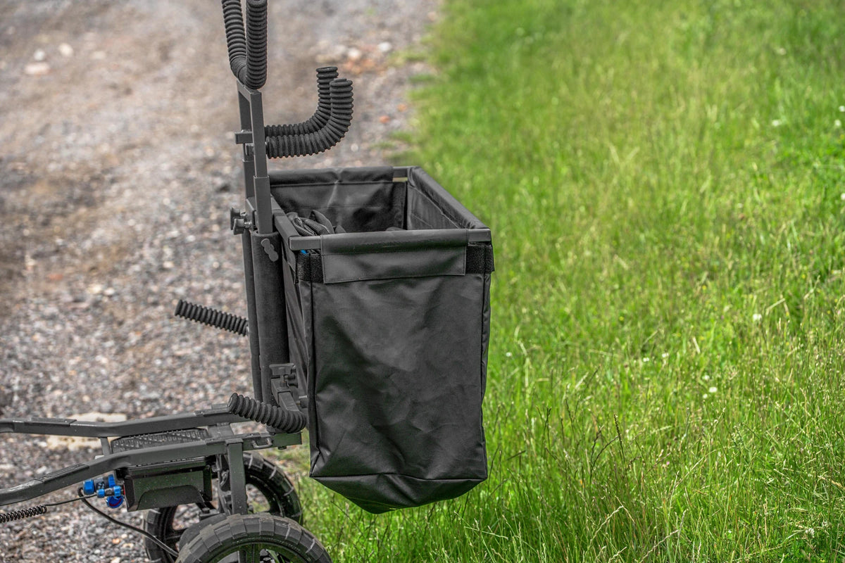 Preston Shuttle Net Bag vooraan op een transportkar aan de waterkant