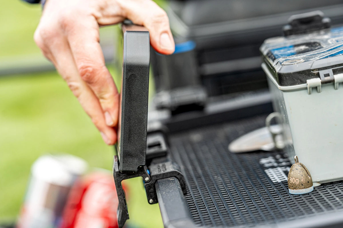 Preston Ventalite Clip On Tray bevestigen aan een aastafel