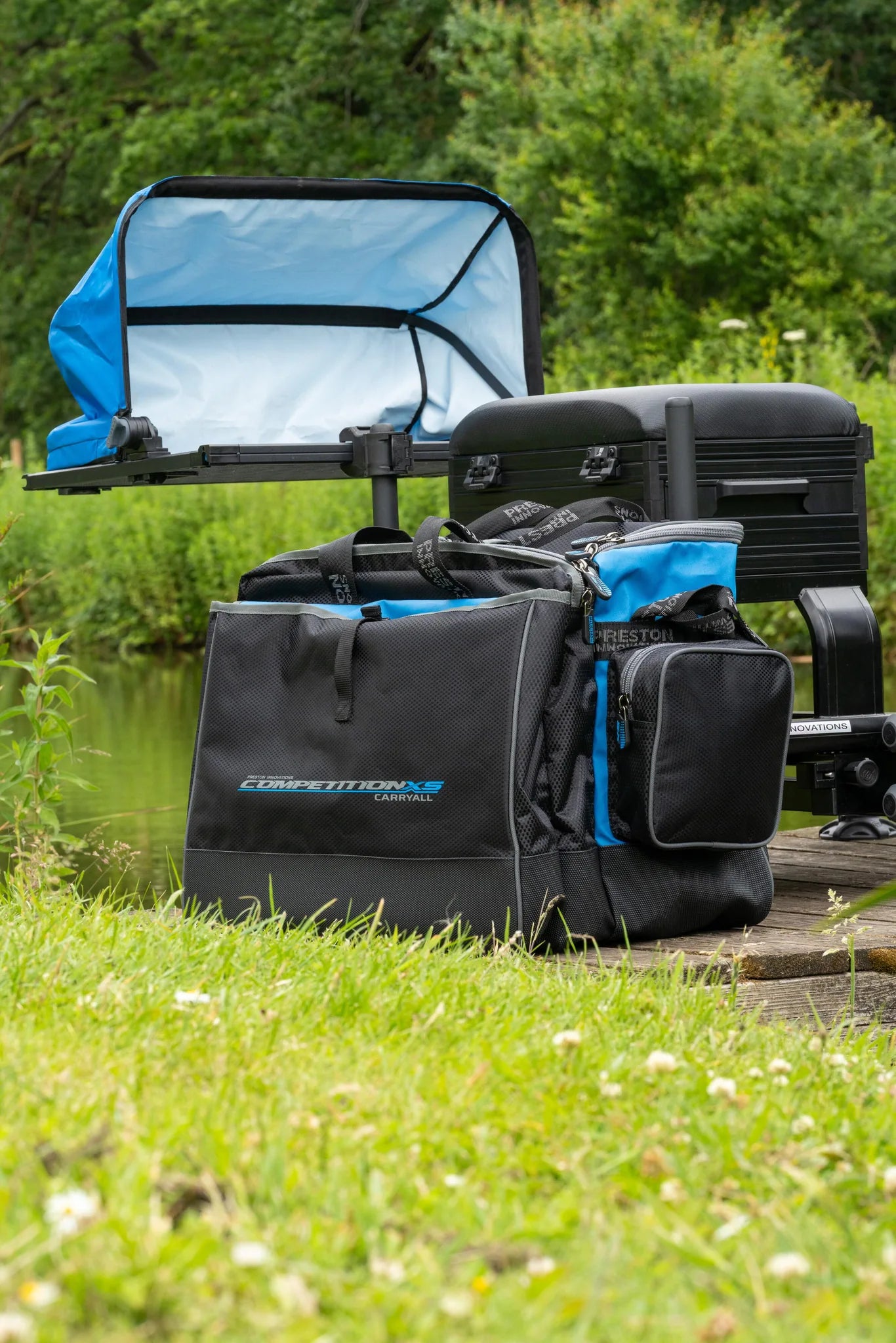 Preston Competition XS Carryall opgesteld met vismateriaal aan de waterkant
