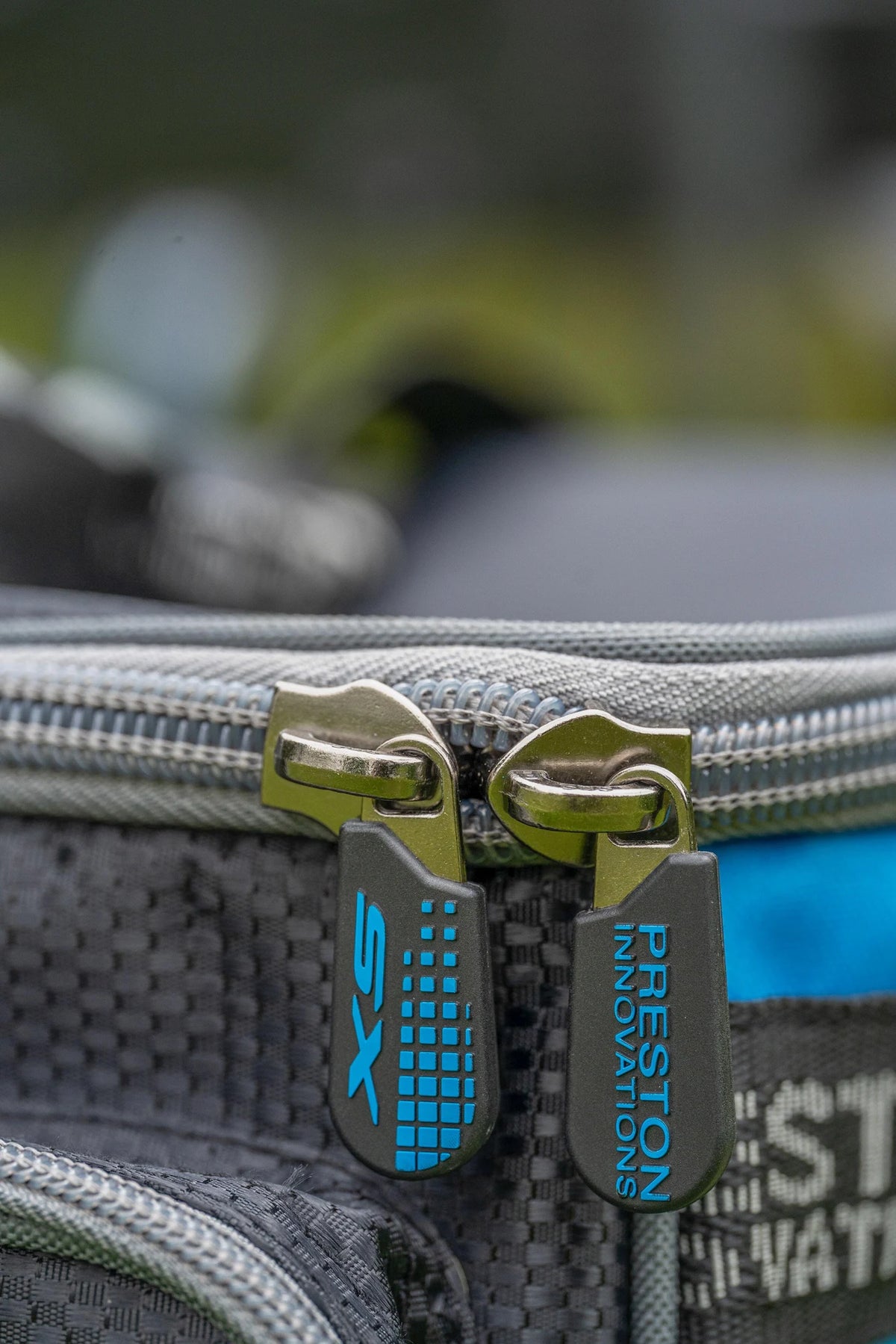 Preston Competition XS Commercial Carryall detail van de ritsen in gebruik