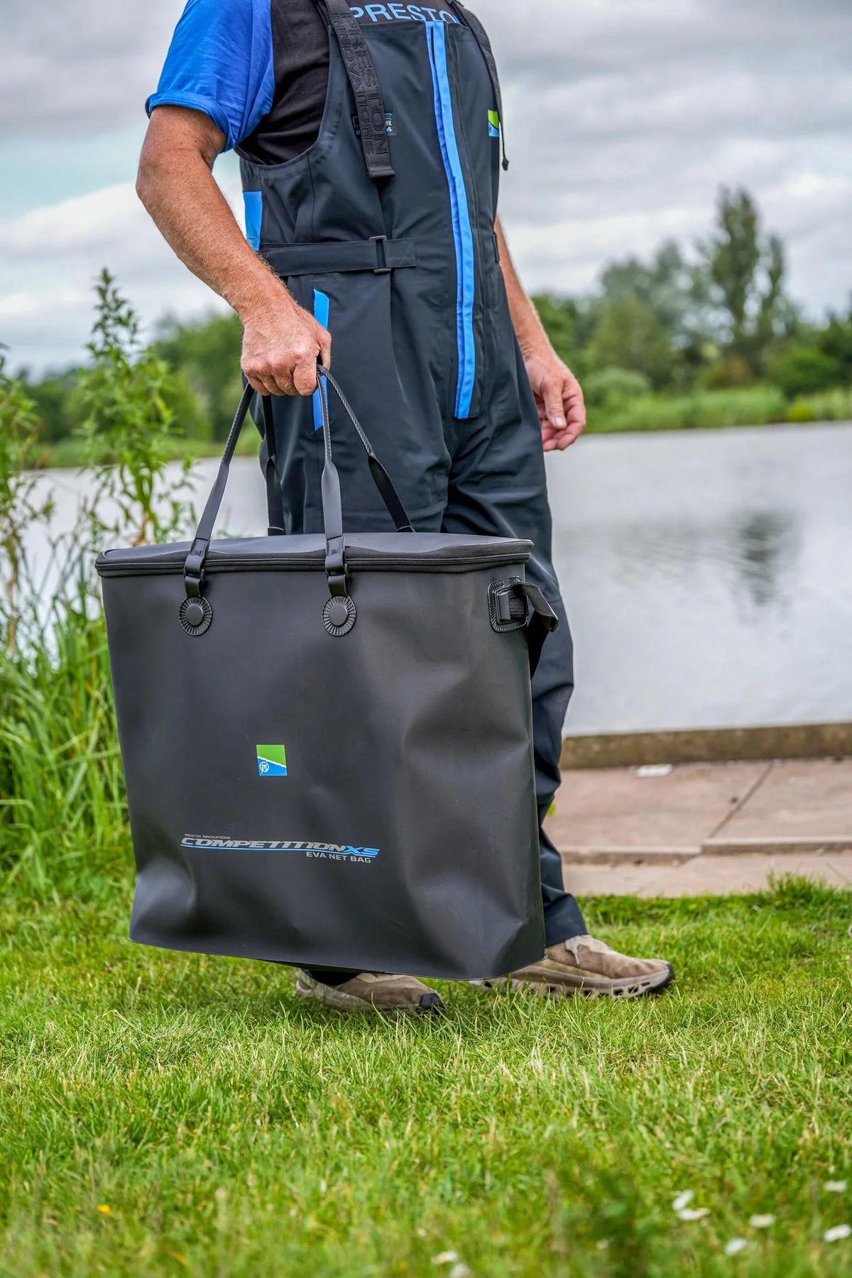 Preston Competition XS EVA Net Bag gedragen aan de handgrepen