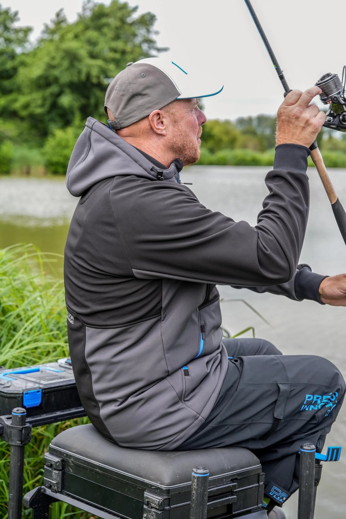 Preston Softshell Jacket gedragen tijdens het vissen