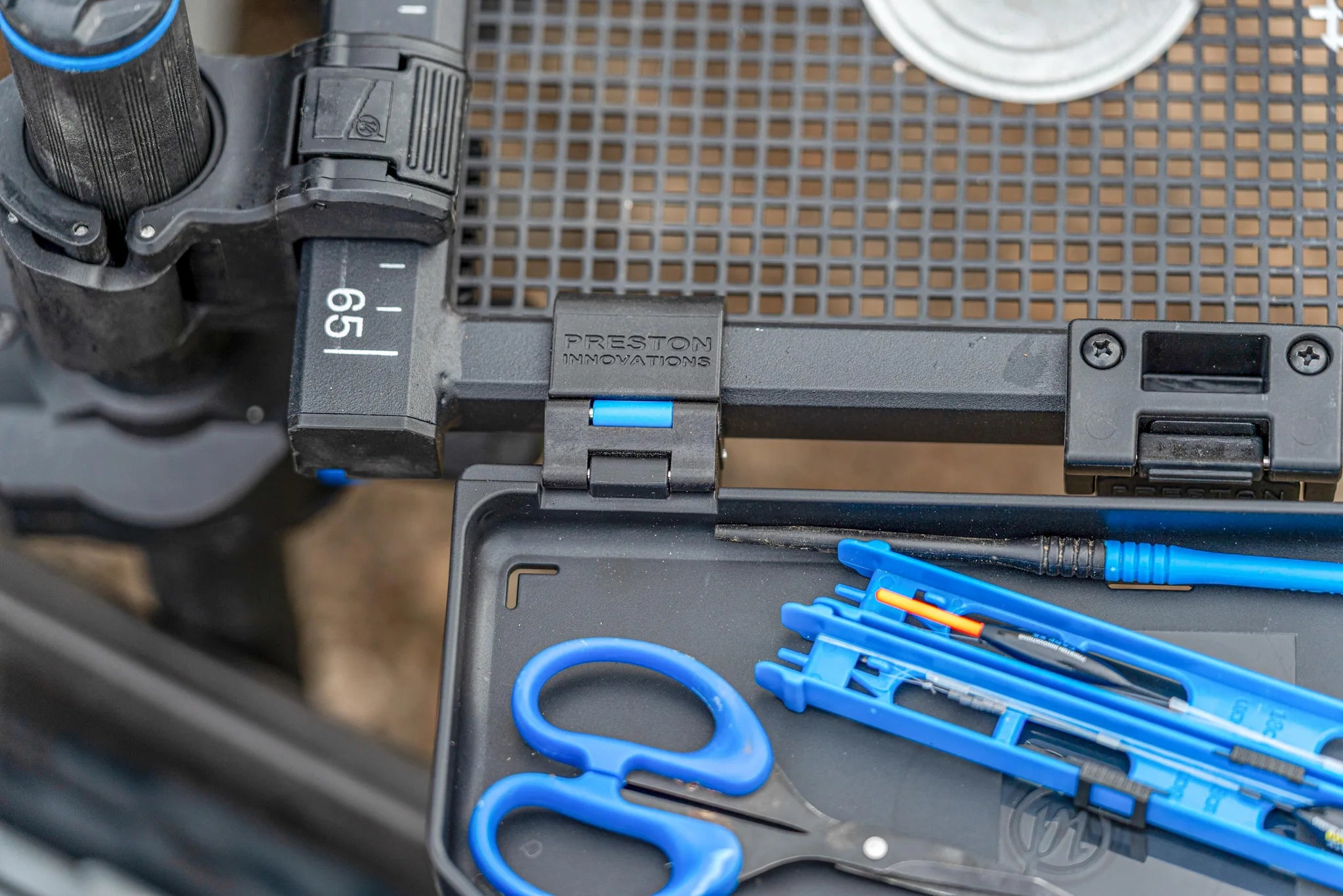 Preston Ventalite Clip On Tray gemonteerd naast een aastafel
