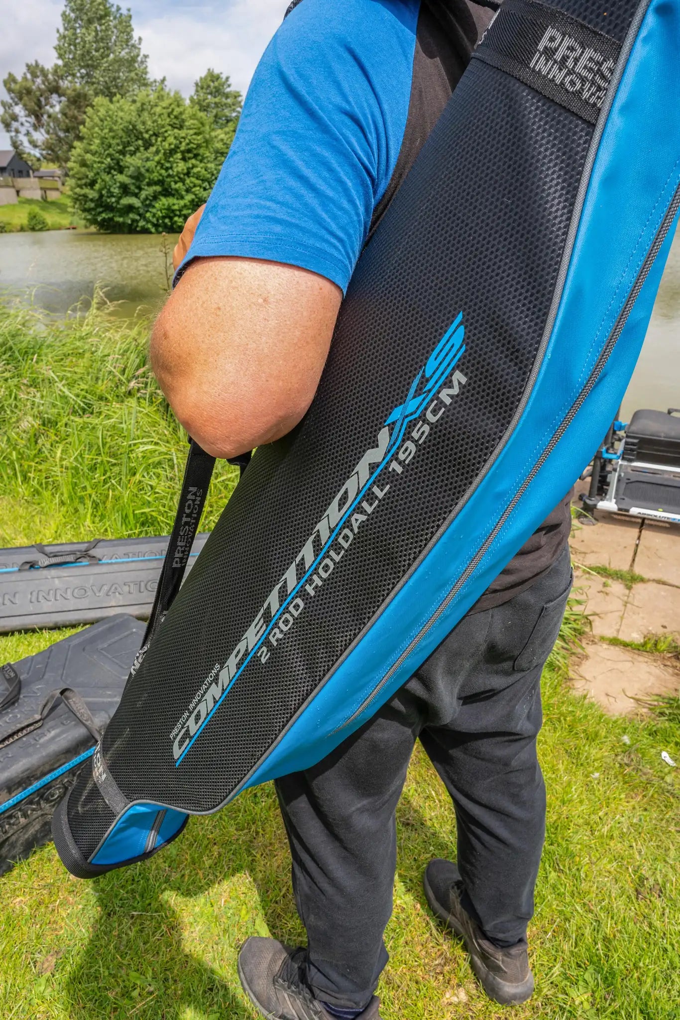 Preston Competition XS 2 Rod Holdall 195cm achteraanzicht tijdens het dragen