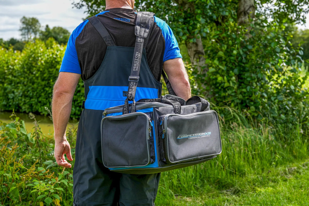 Preston Competition XS Commercial Carryall gedragen met de schouderband