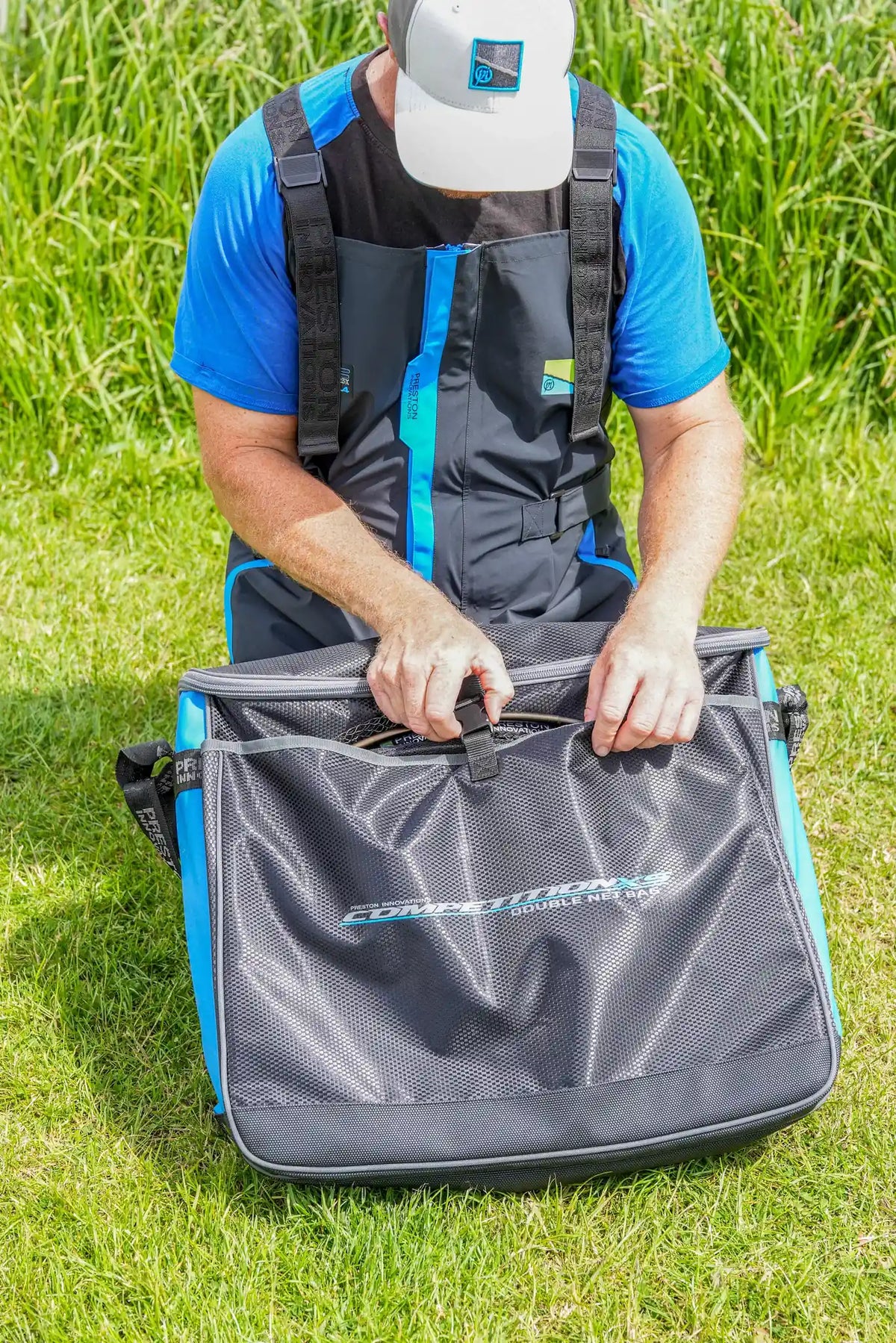 Preston Competition XS Double Net Bag tijdens het sluiten