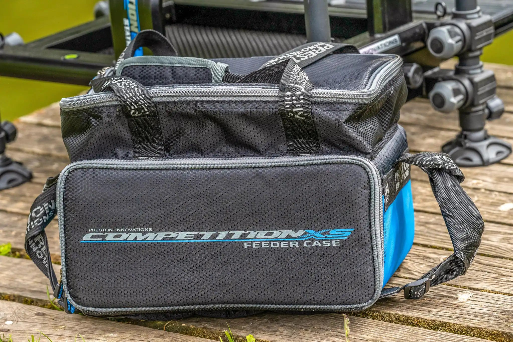 Preston Competition XS Feeder Case opgesteld bij de zitkist