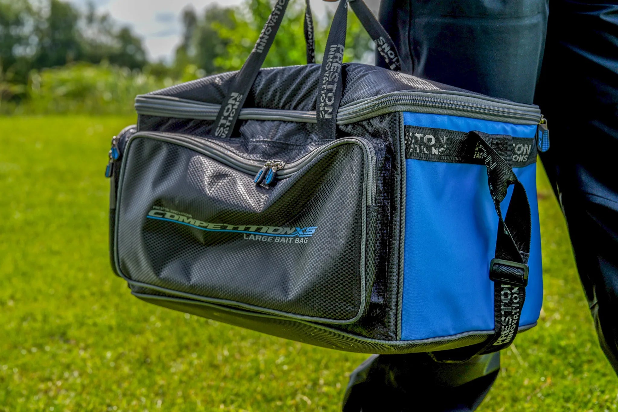 Preston Competition XS Large Bait Bag gedragen aan de handgrepen