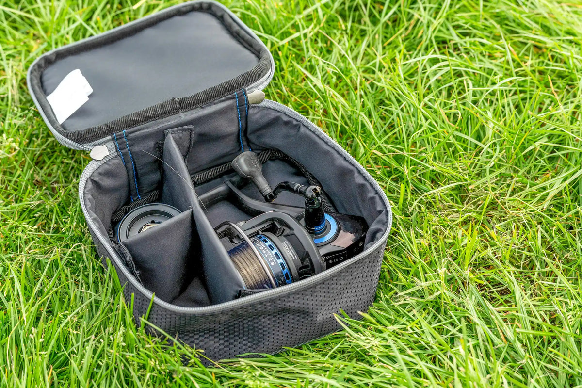 Preston Competition XS Reel Case met molens in de gevoerde vakken
