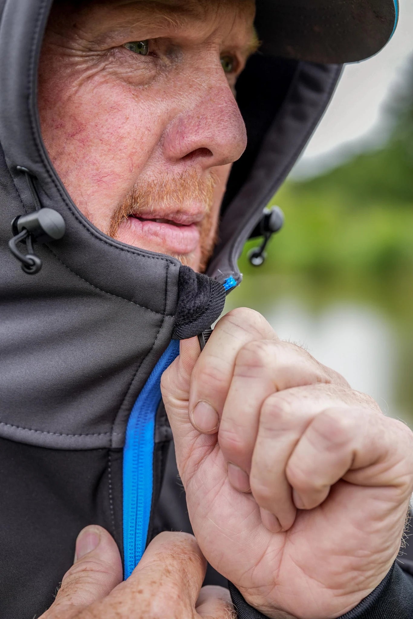 Preston Softshell Jacket detail van de kraag en capuchon