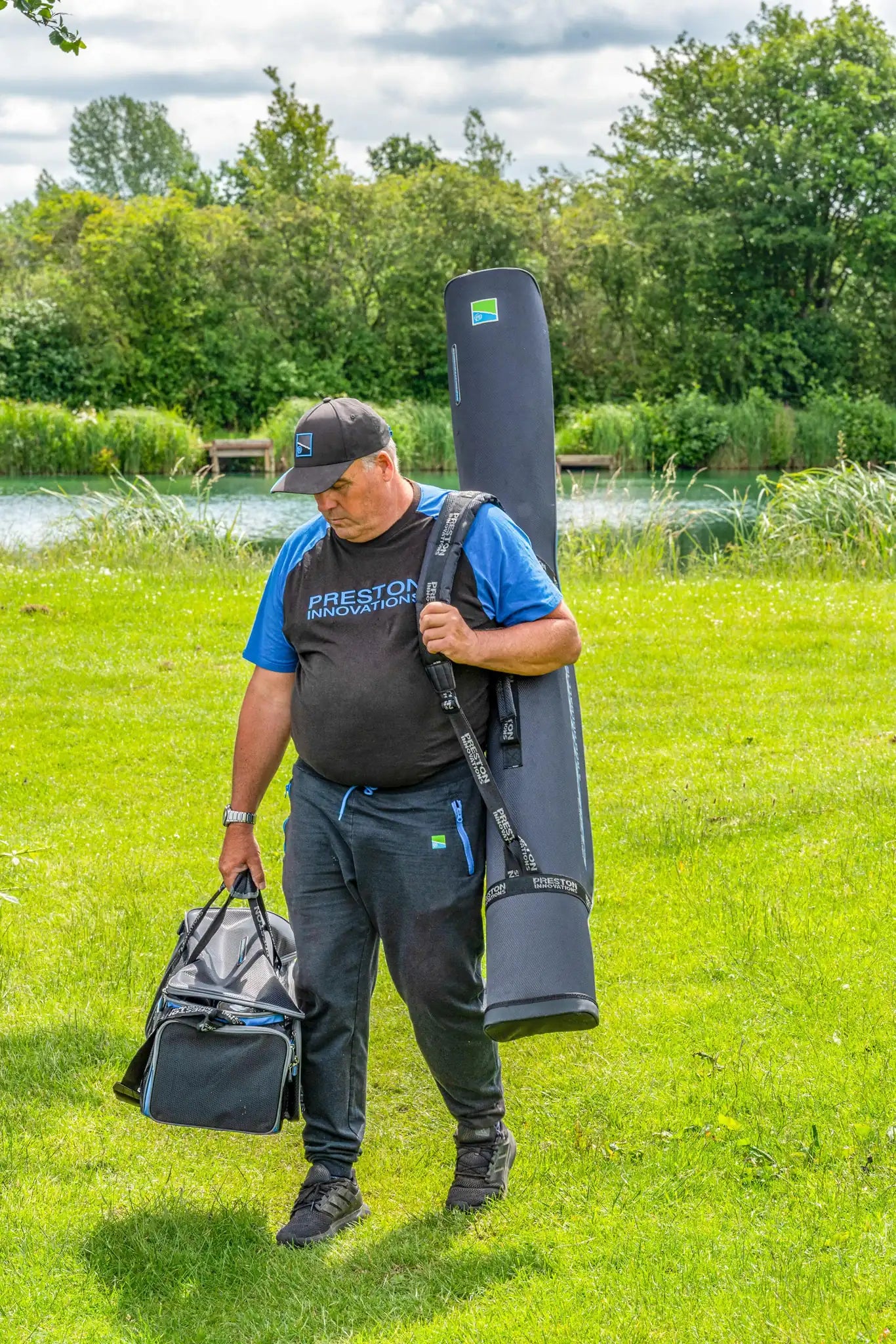 Preston Competition XS 4 Rod Holdall 165cm gedragen met bijpassende tas