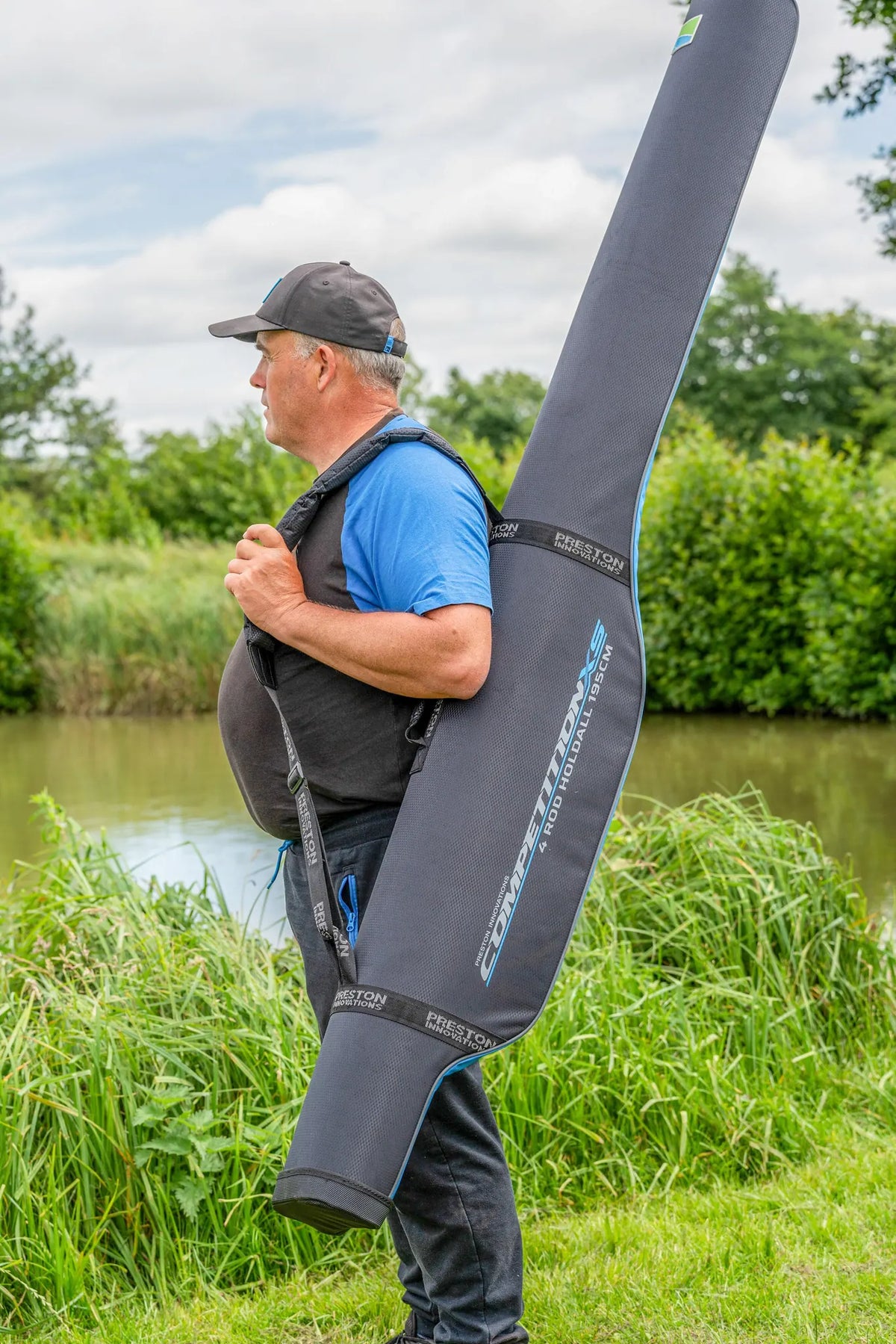 Preston Competition XS 4 Rod Holdall 195cm gedragen met de schouderband