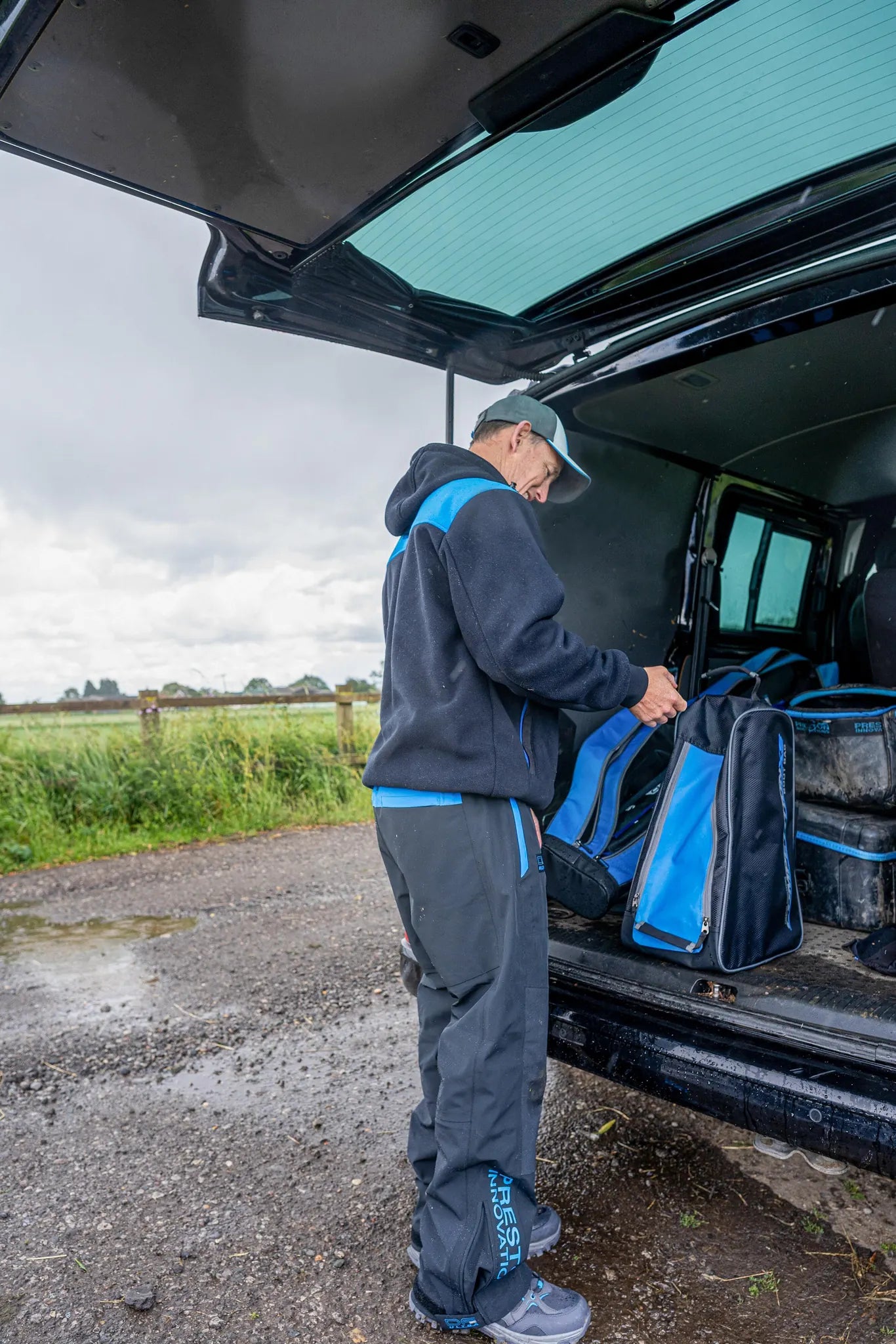 Preston Competition XS Boot Bag bij het transport in de auto