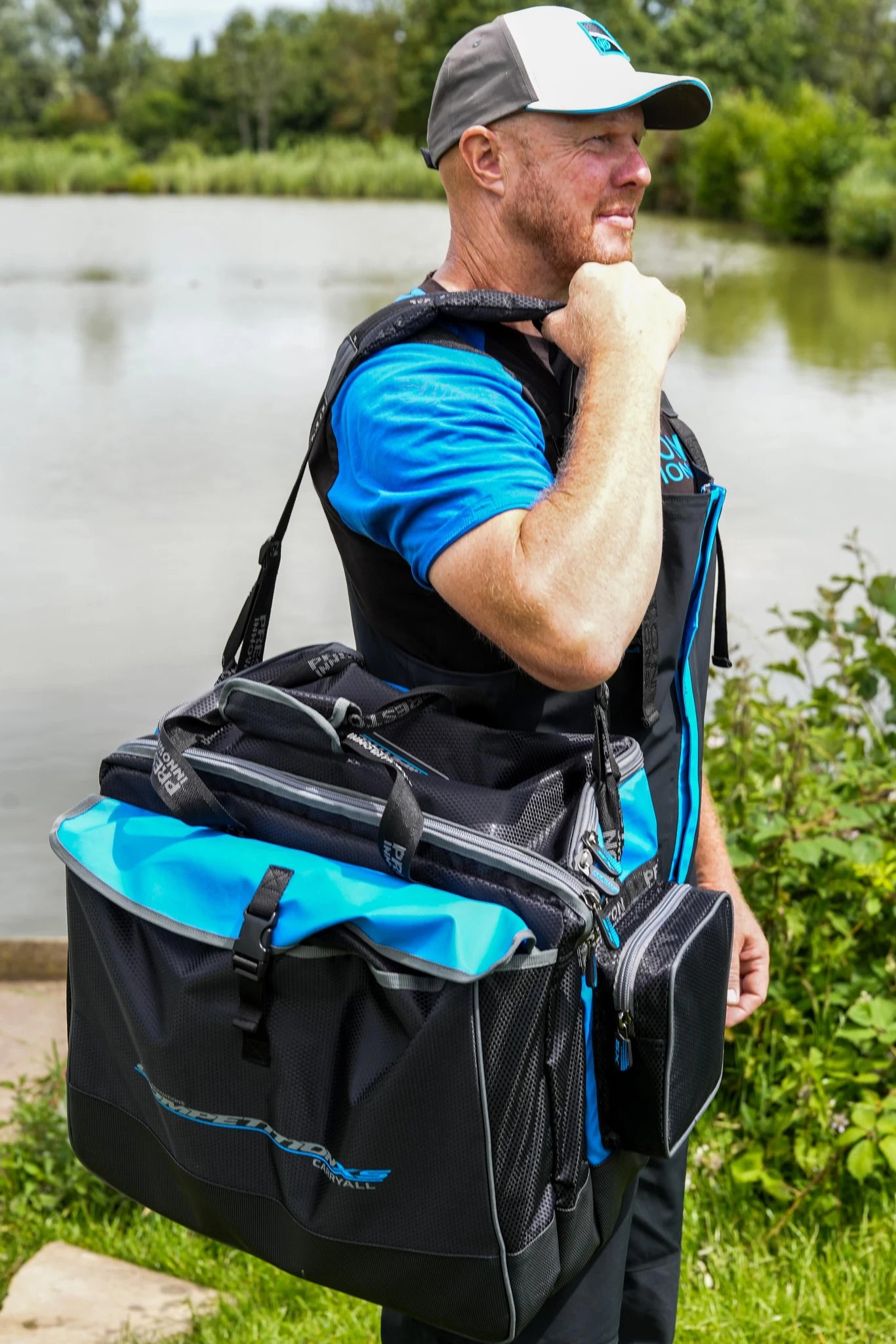 Preston Competition XS Carryall gedragen met de schouderband