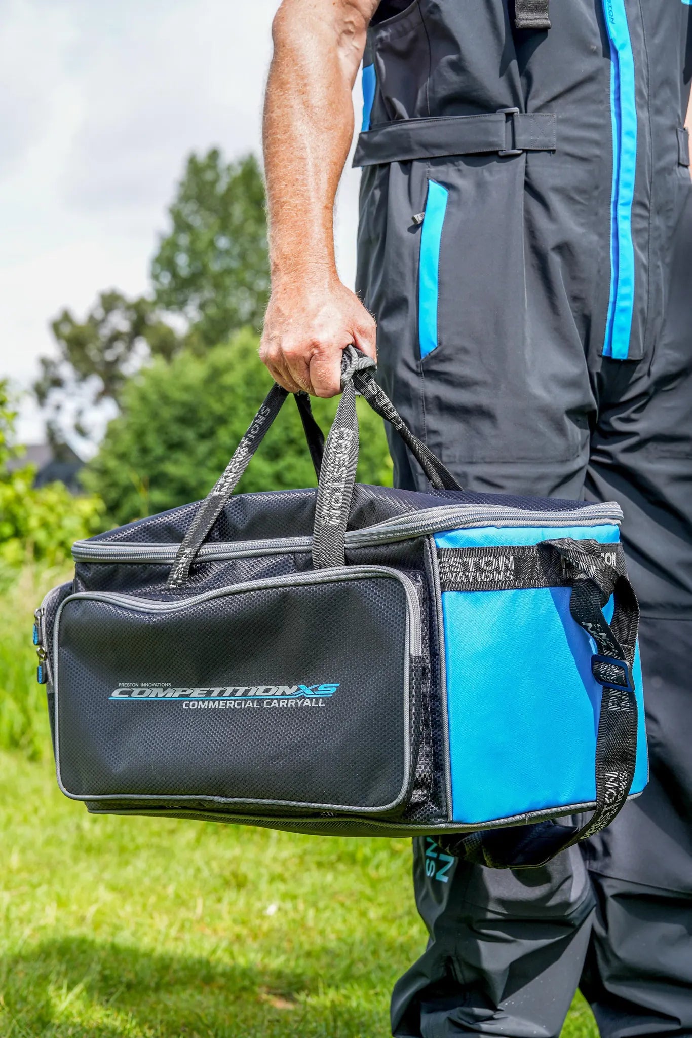 Preston Competition XS Commercial Carryall gedragen aan de handgrepen
