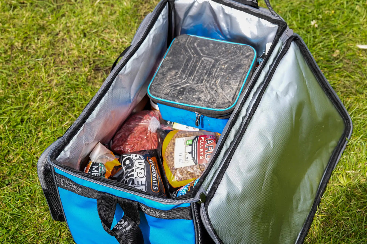 Preston Competition XS Large Bait Bag gevuld met aas in bovenaanzicht