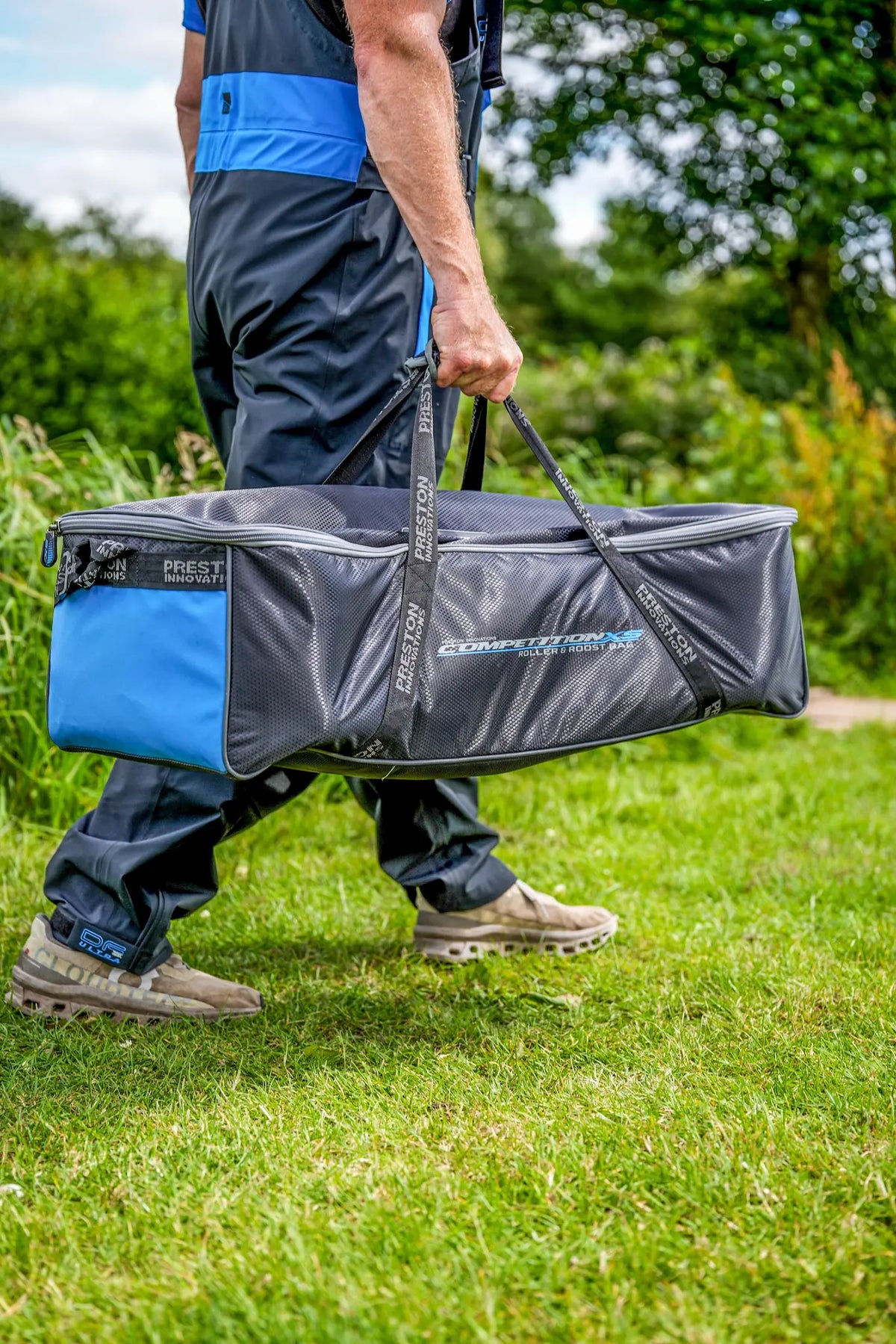 Preston Competition XS Roller & Roost Bag dragen