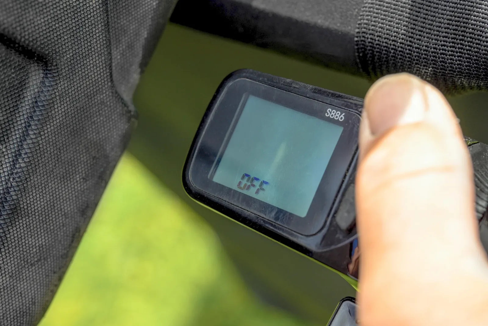 Preston Power Shuttle elektrische transportkar digitaal display detail