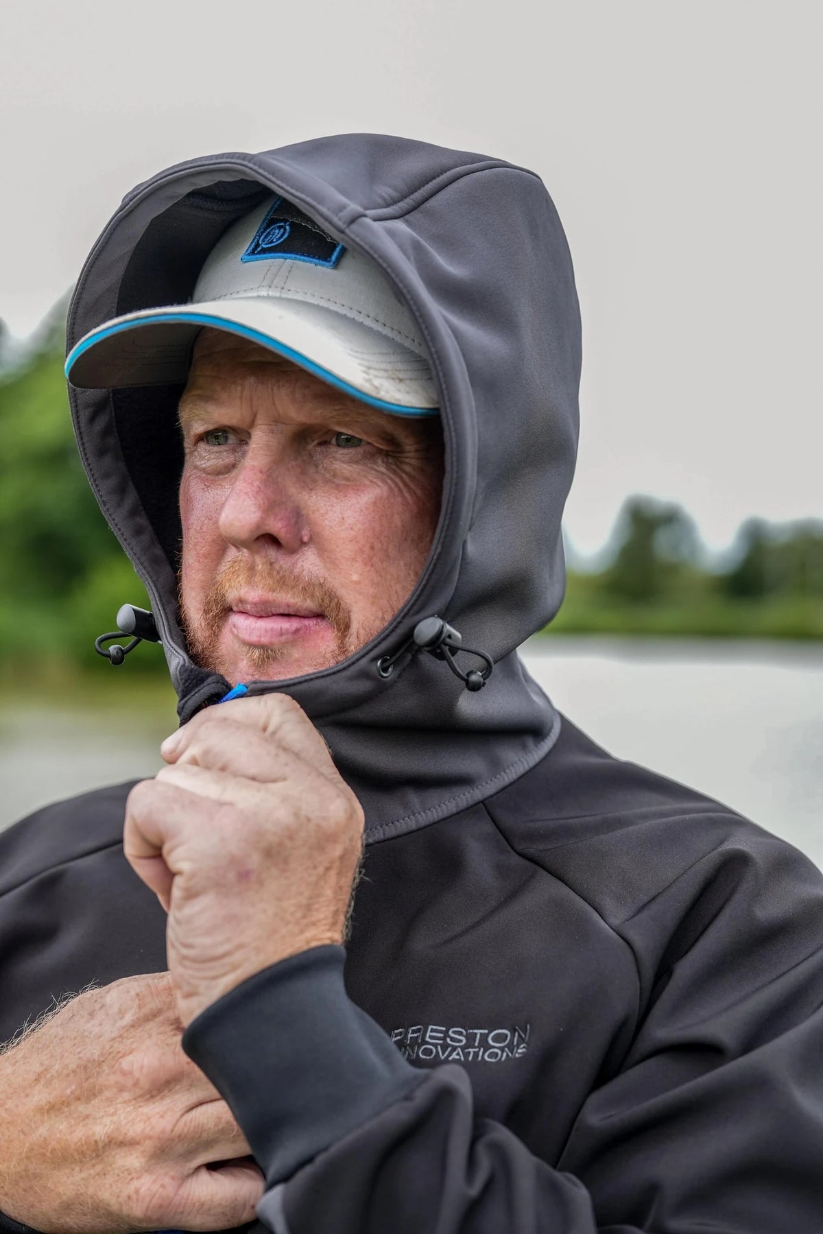 Preston Softshell Jacket capuchon gedragen aan de waterkant