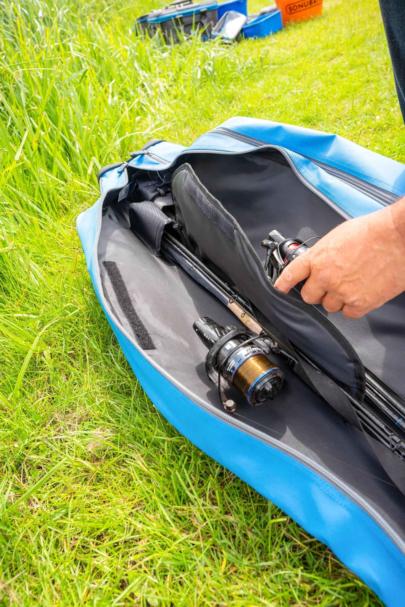 Preston Competition XS 4 Rod Holdall 165cm met hengels in de binnenzijde