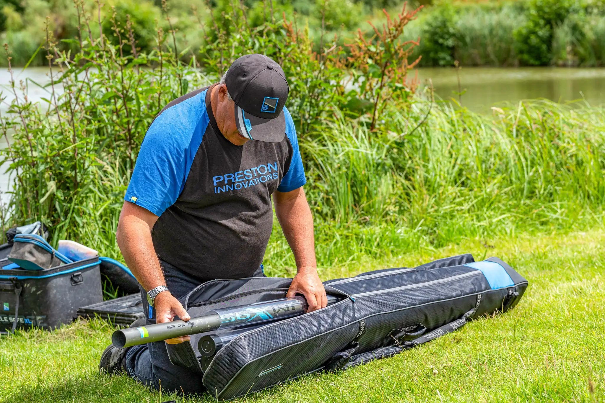 Preston Competition XS 6 Tube Holdall geopend aan de waterkant