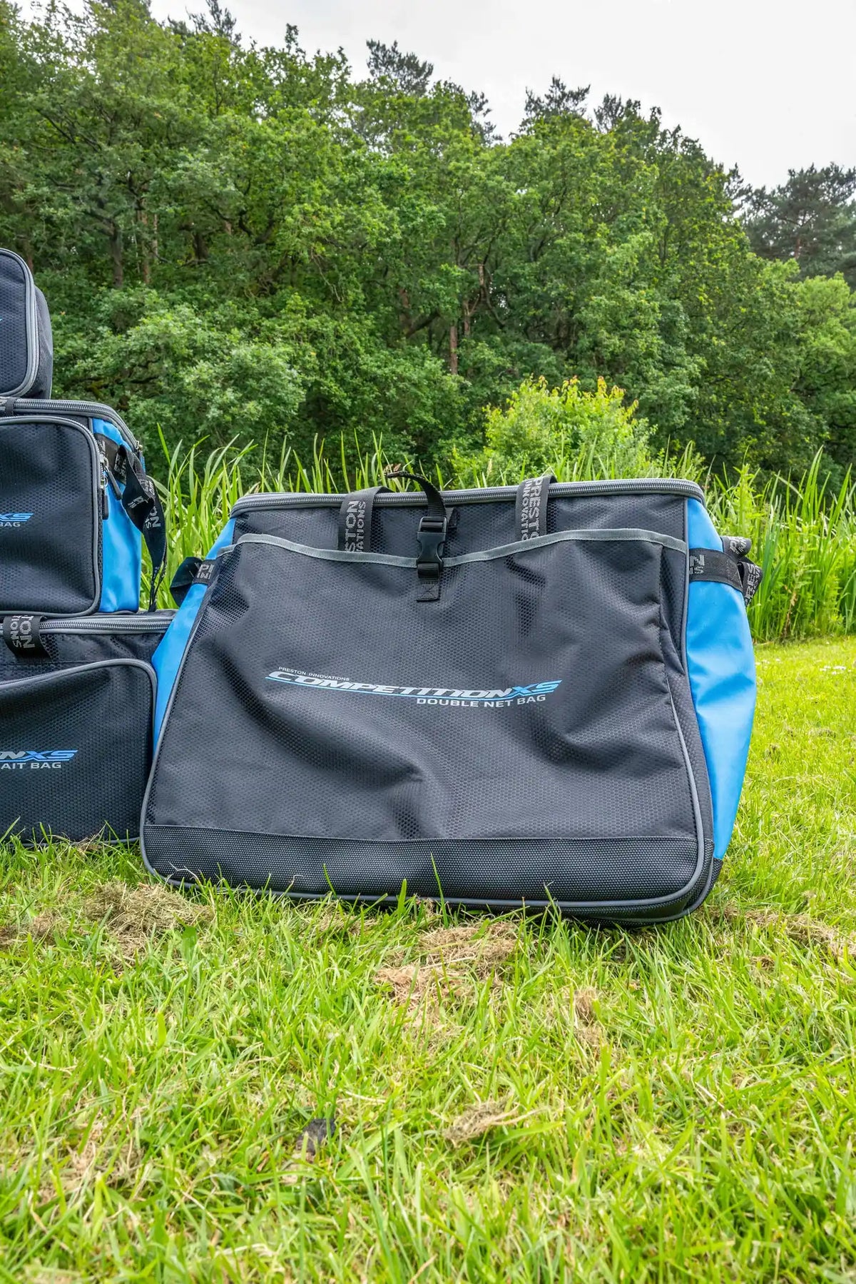 Preston Competition XS Double Net Bag opgesteld op de oever