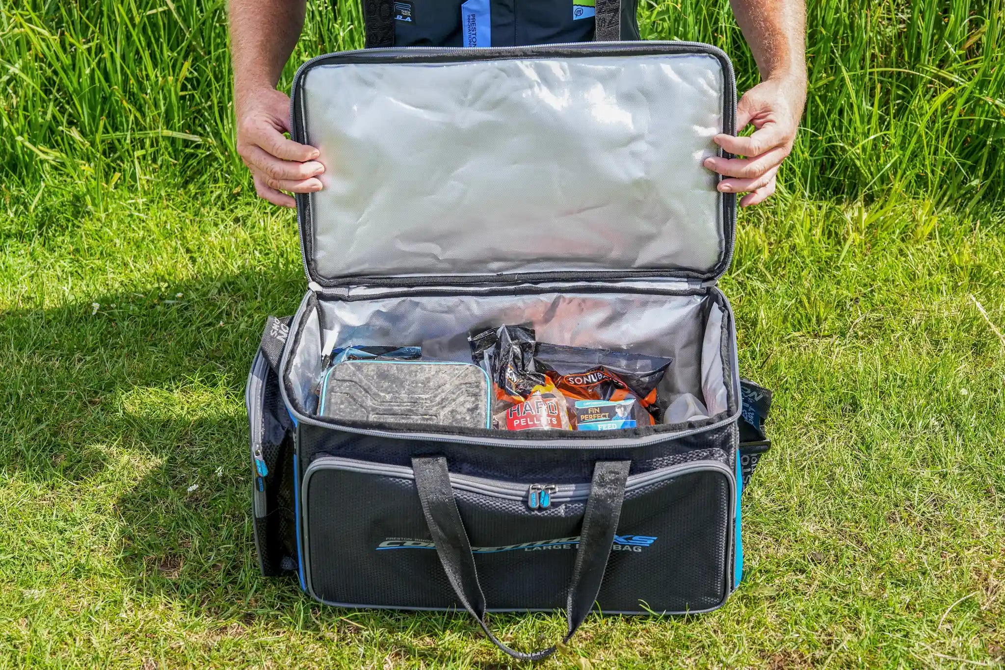 Preston Competition XS Large Bait Bag volledig gevuld en geopend