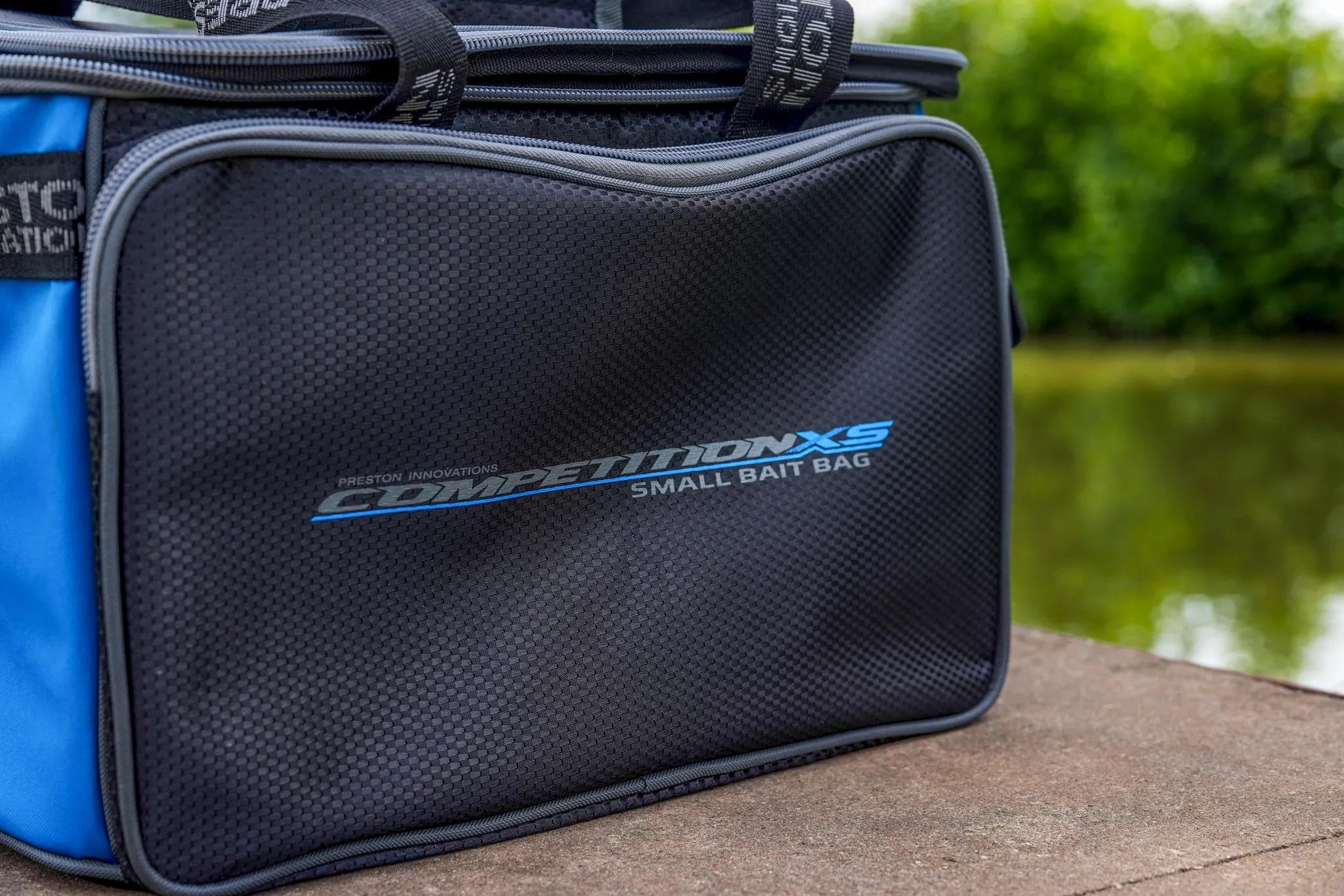 Preston Competition XS Small Bait Bag detail van het voorvak