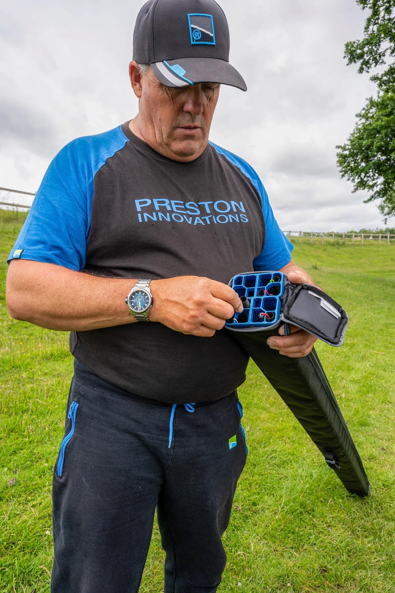 Preston Competition XS Top Kit Case Long 8 geopend en vastgehouden