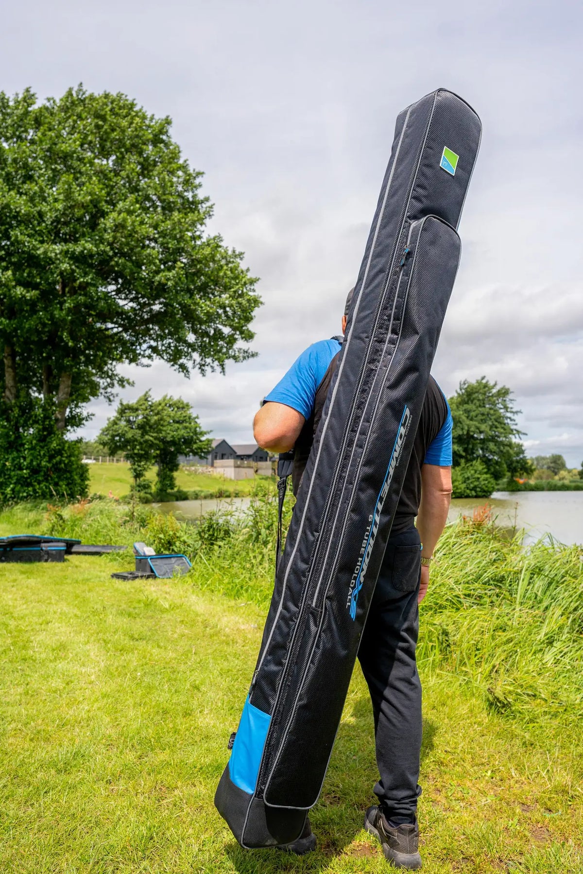 Preston Competition XS 6 Tube Holdall gedragen met schouderband