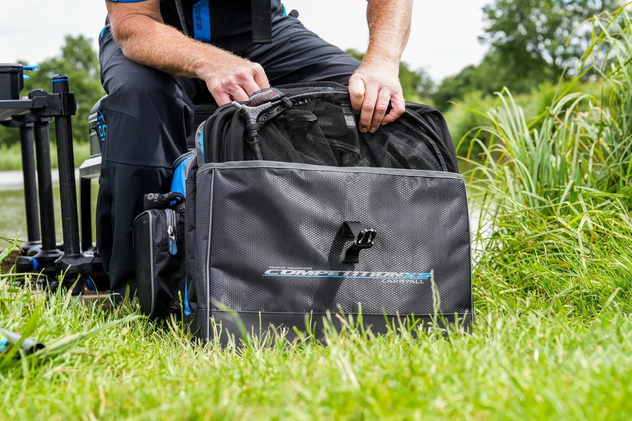 Preston Competition XS Carryall met materiaal in het hoofdvak