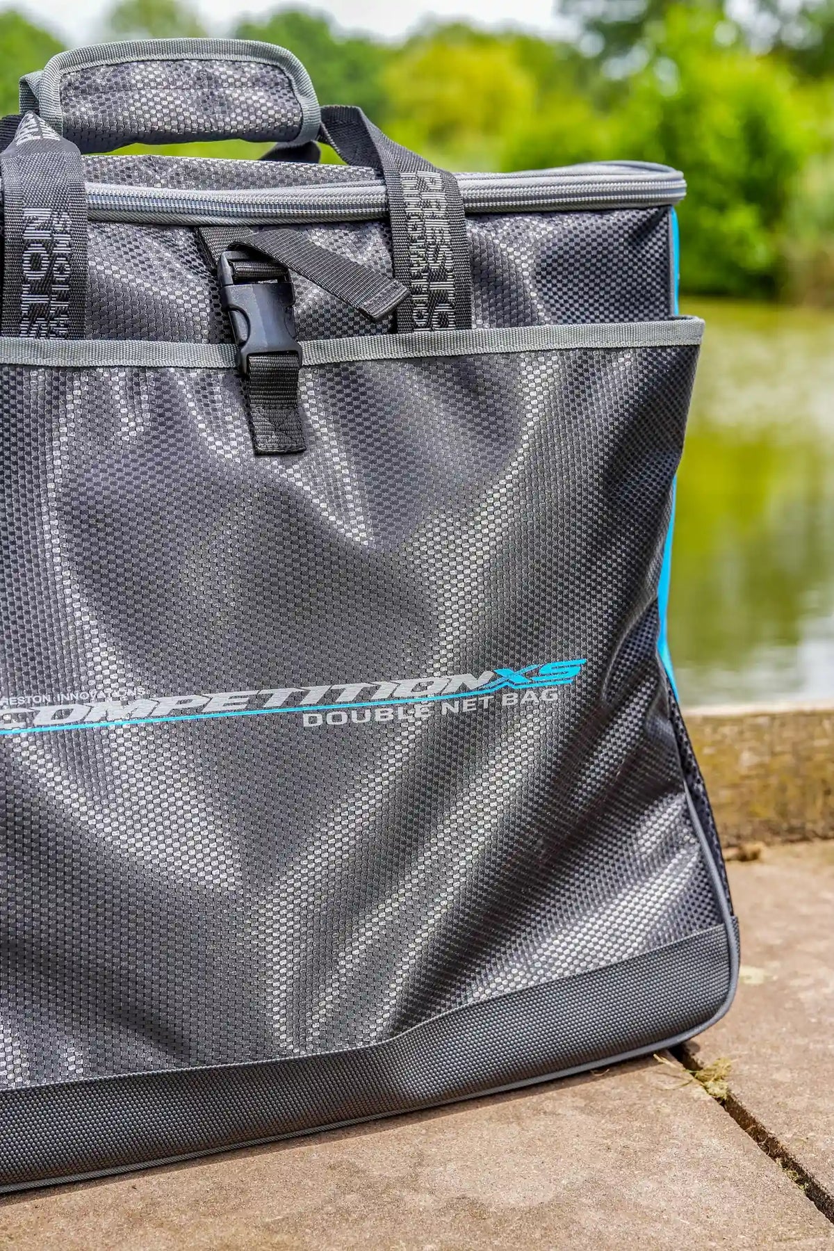 Preston Competition XS Double Net Bag voorzijde aan de waterkant