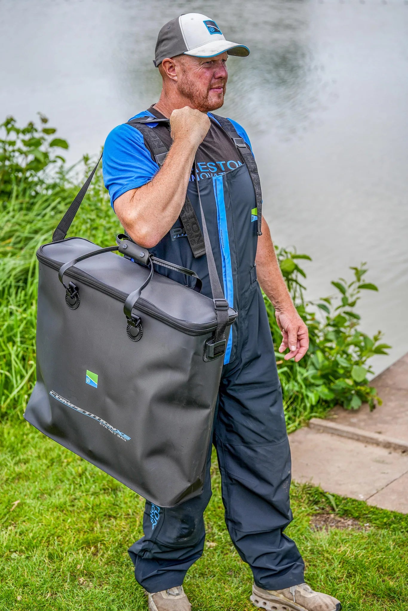 Preston Competition XS EVA Net Bag gedragen met de schouderband