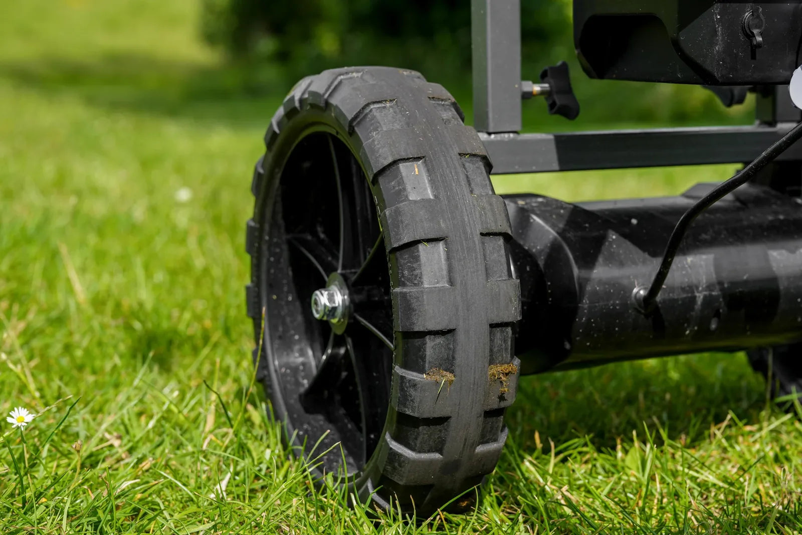 Preston Power Shuttle elektrische transportkar all-terrain wiel close-up