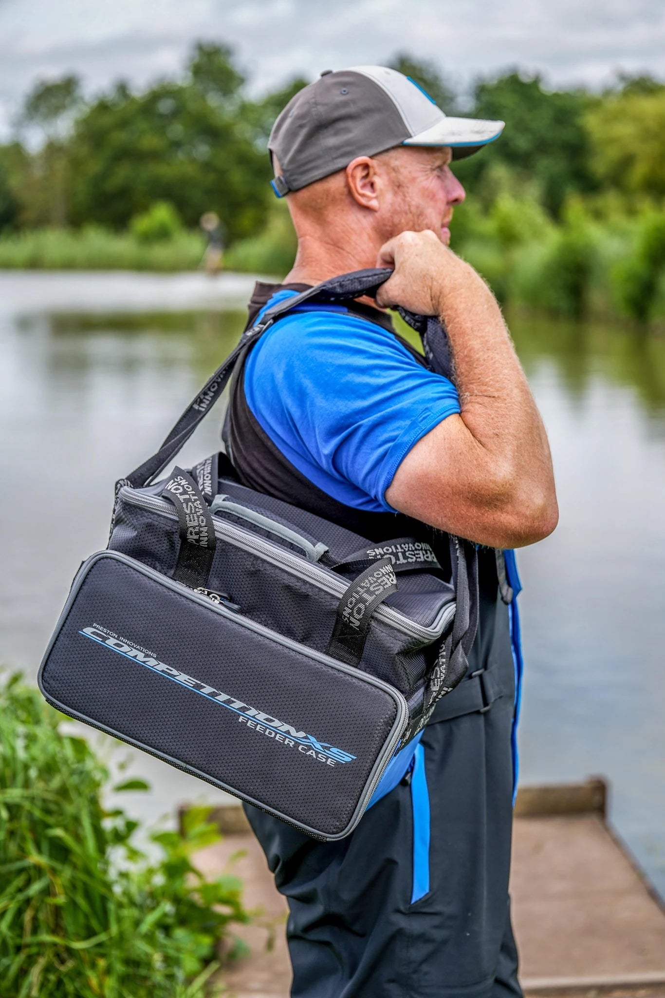 Preston Competition XS Feeder Case gedragen met de schouderband