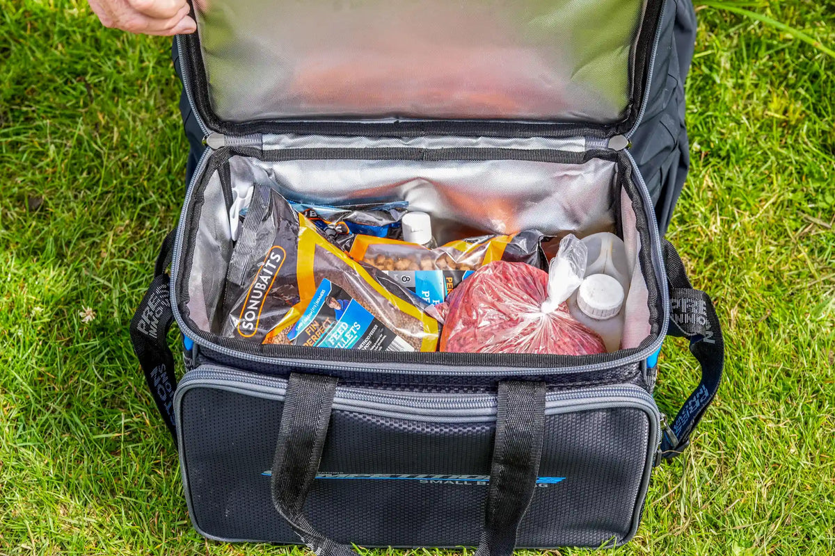 Preston Competition XS Small Bait Bag gevuld met aas en additieven