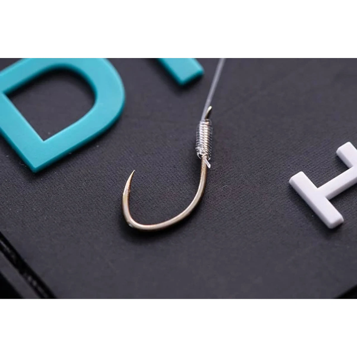 Drennan Wide Gape Pellet Barbless Hooklengths – detail van weerhaakloze wide gape-haak met geknoopte onderlijn