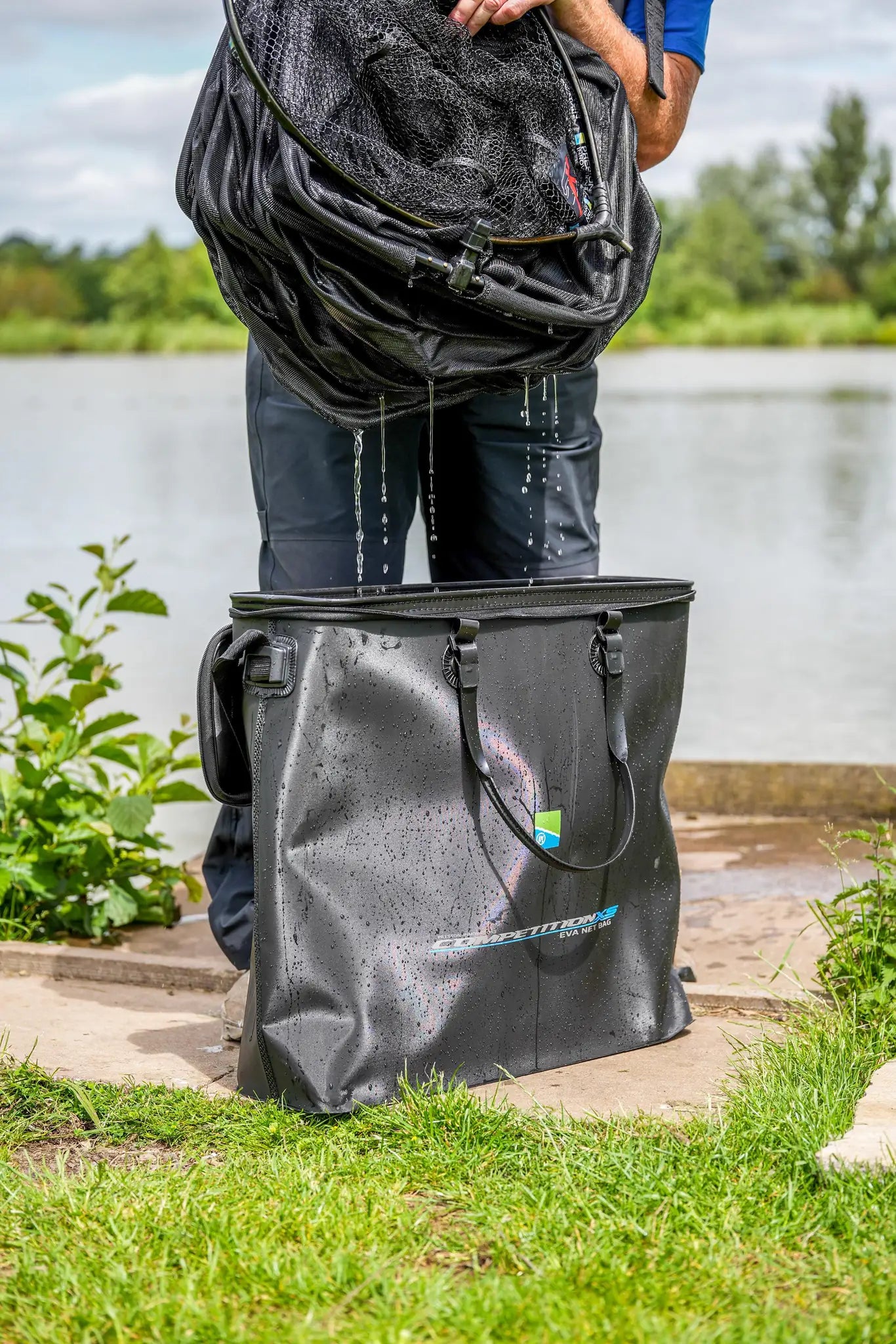 Preston Competition XS EVA Net Bag tijdens het uitnemen van een net