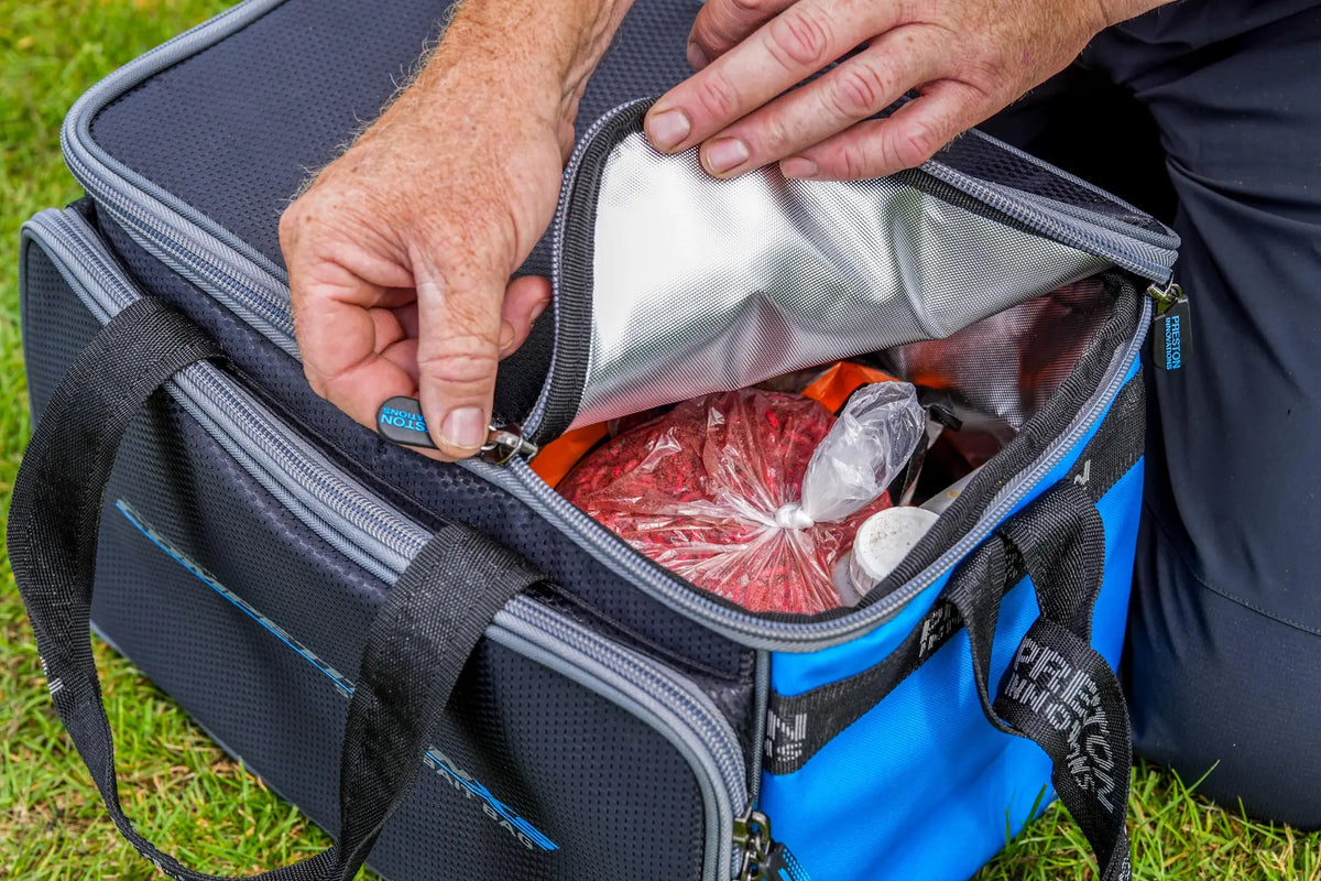 Preston Competition XS Small Bait Bag tijdens het sluiten