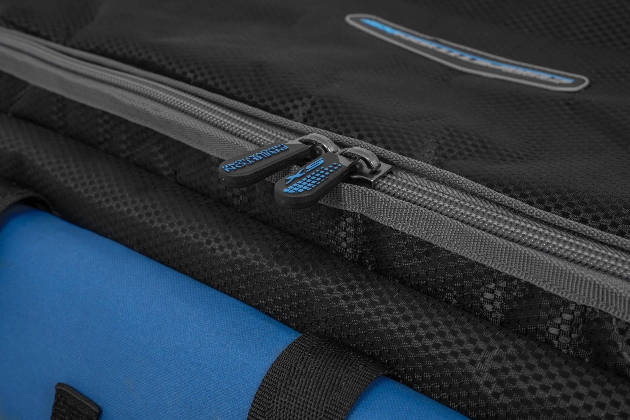 Preston Competition XS Carryall detail van de dubbele ritsen