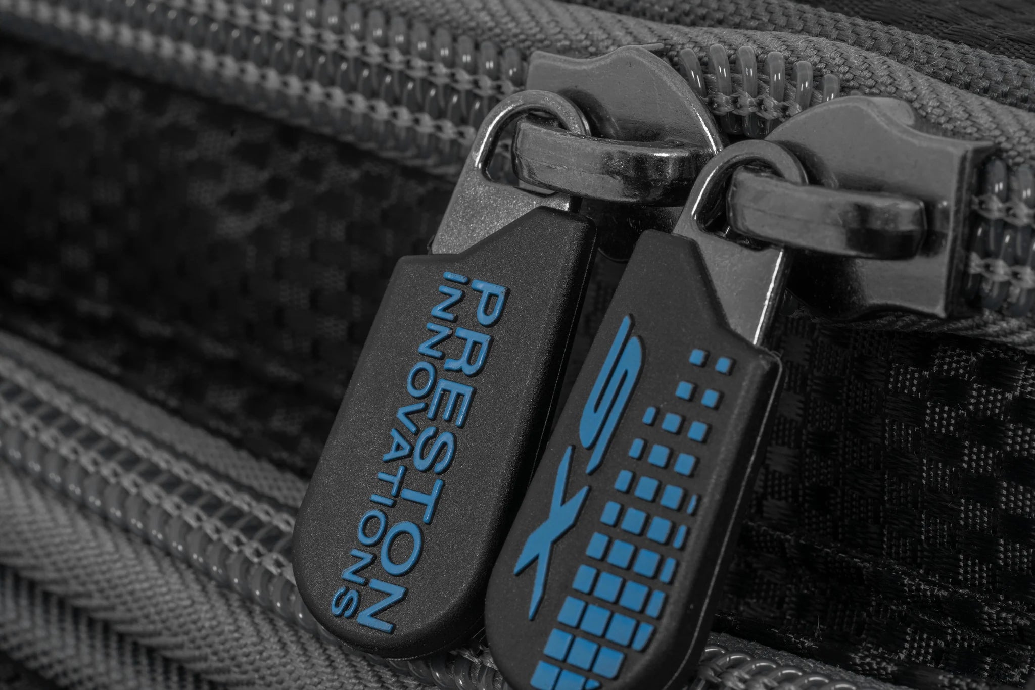 Preston Competition XS Large Bait Bag detail van de dubbele ritsen