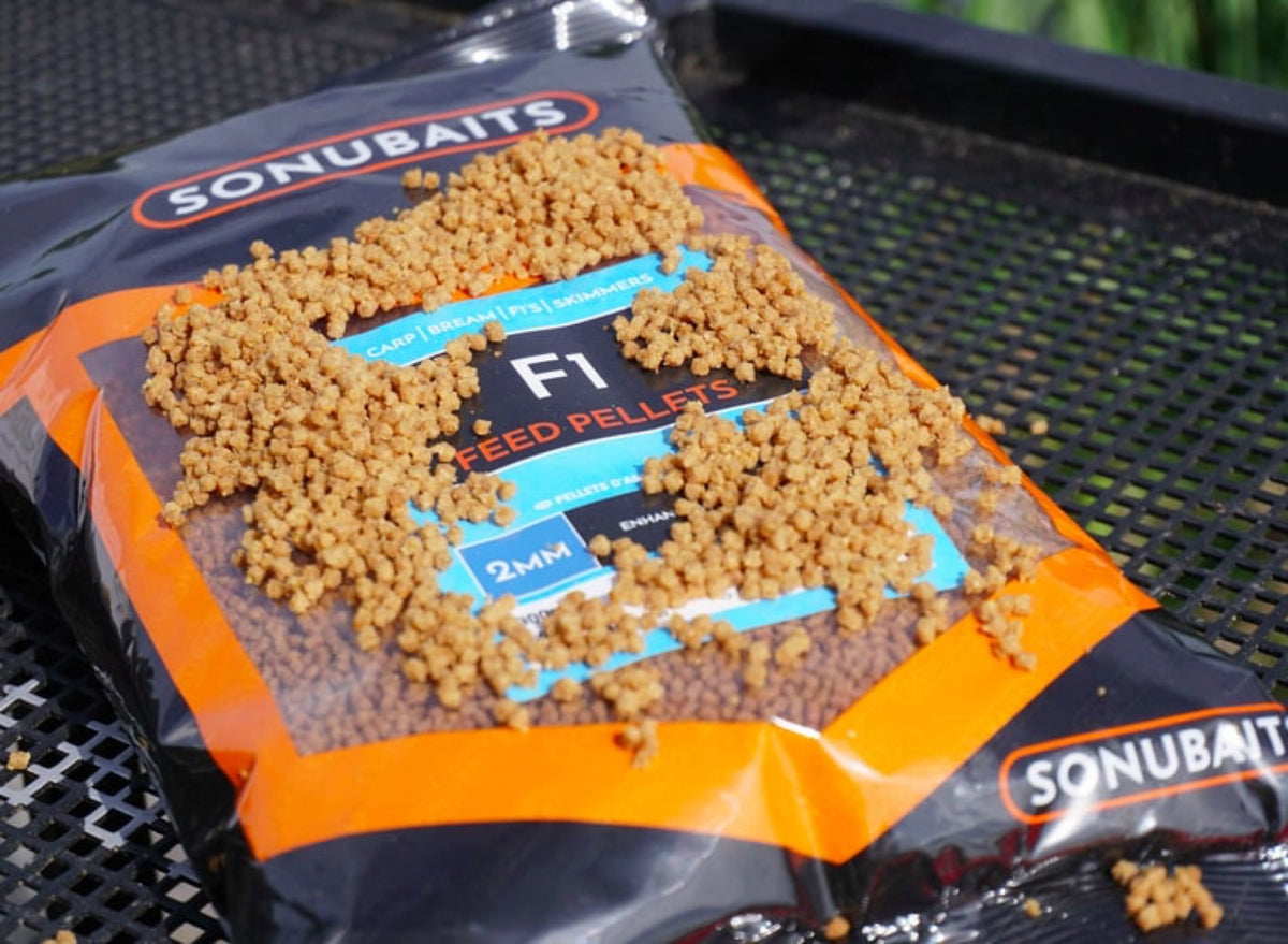 Sonubaits F1 Feed 2 mm pellets in voerkorf