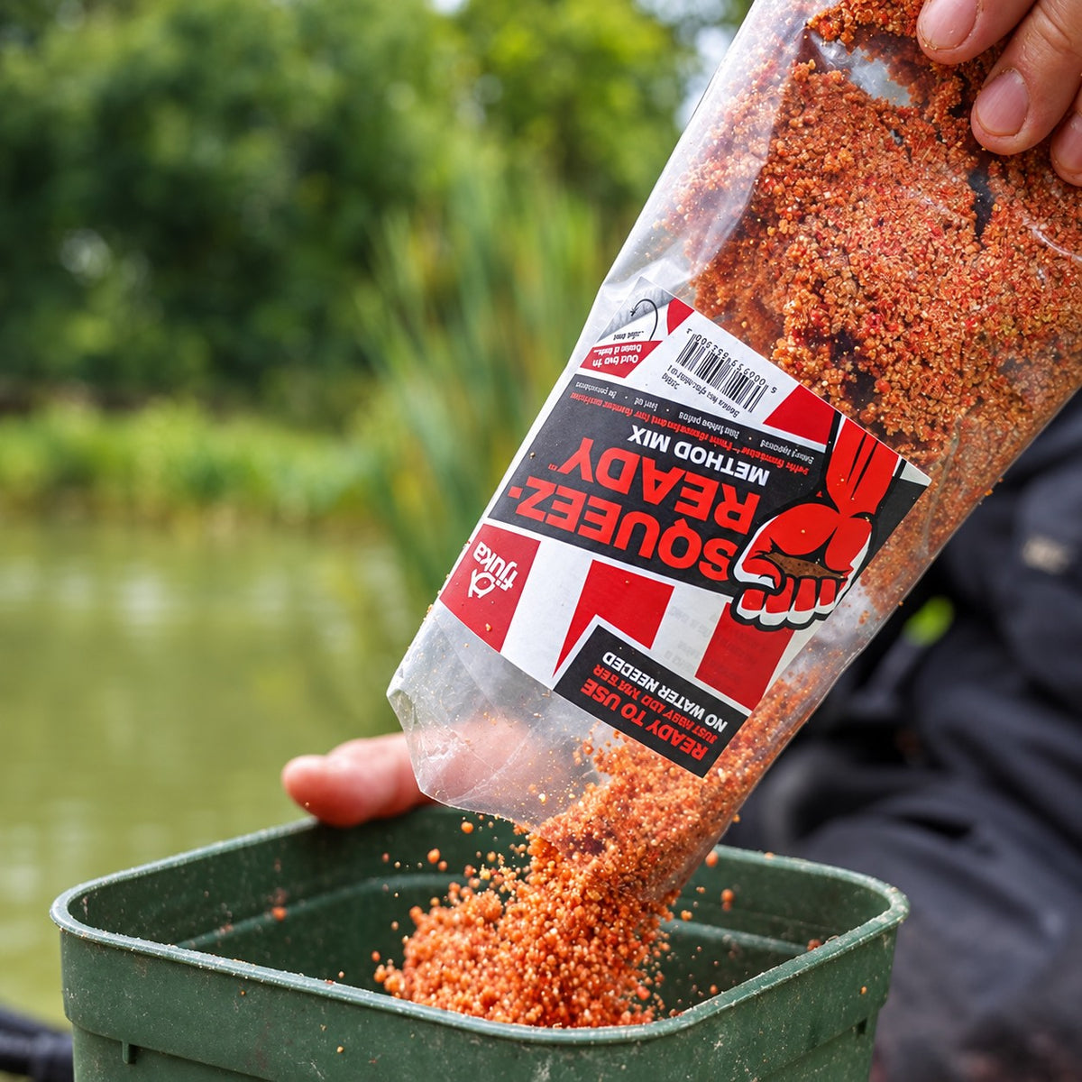 Fjuka Squeez-Ready Method Mix 500g – grondvoer uitschenken in aasbak