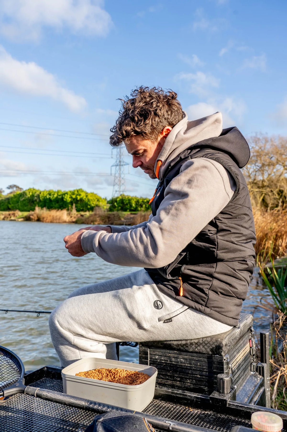 Guru Polar Joggers Grey – gedragen tijdens het vissen op een zitkist aan de waterkant