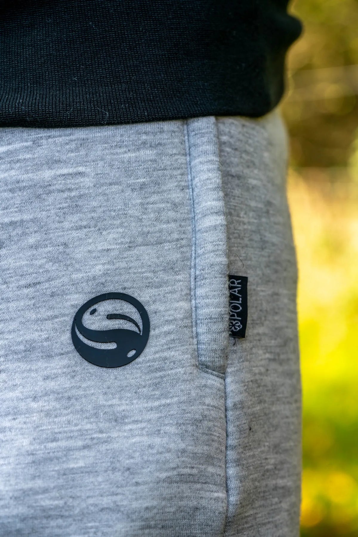 Guru Polar Joggers Grey – detail van zijzak met rond Guru-logo, gedragen